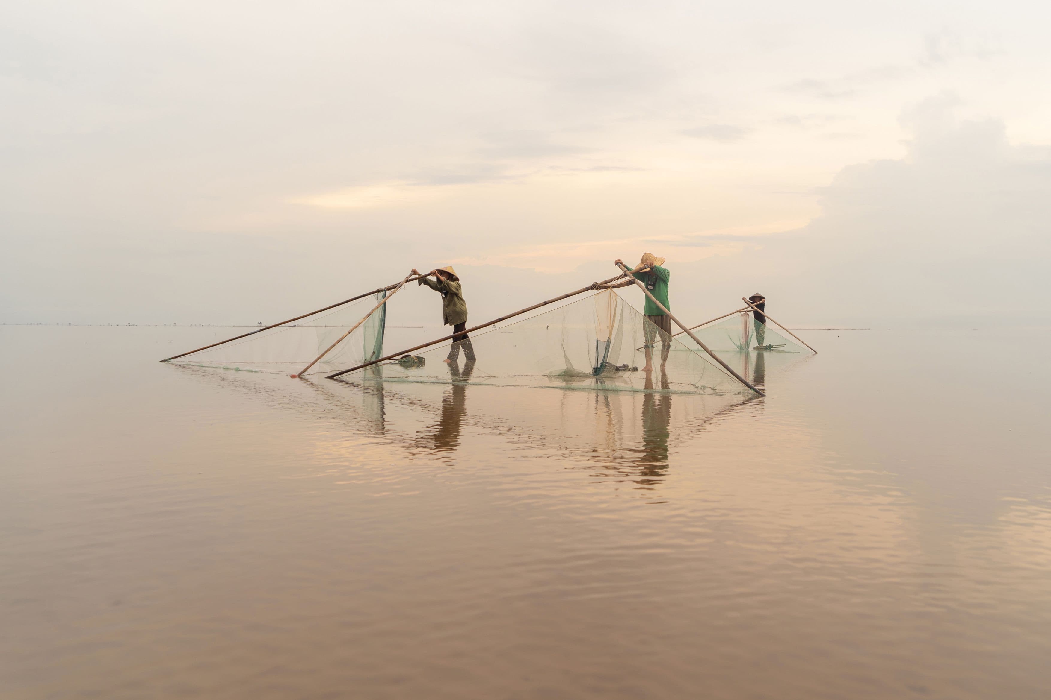 Pêcheurs au petit matin dans un lagon du Vietnam